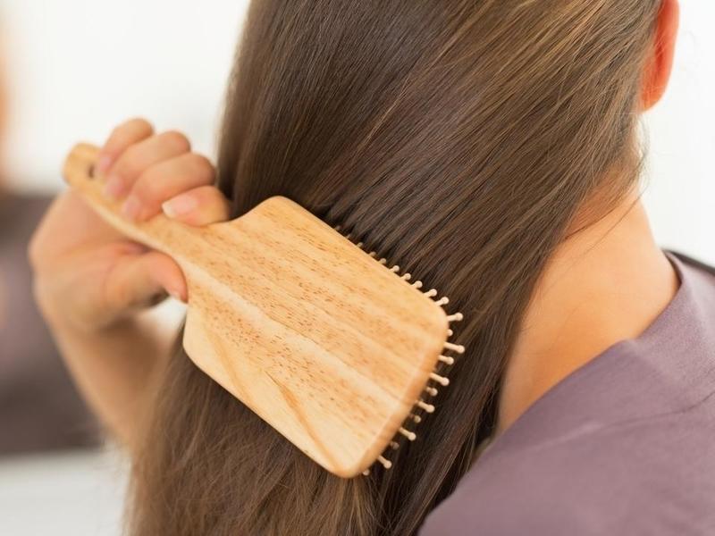 7 وصفات مذهلة لتطويل الشعر بالأعشاب
